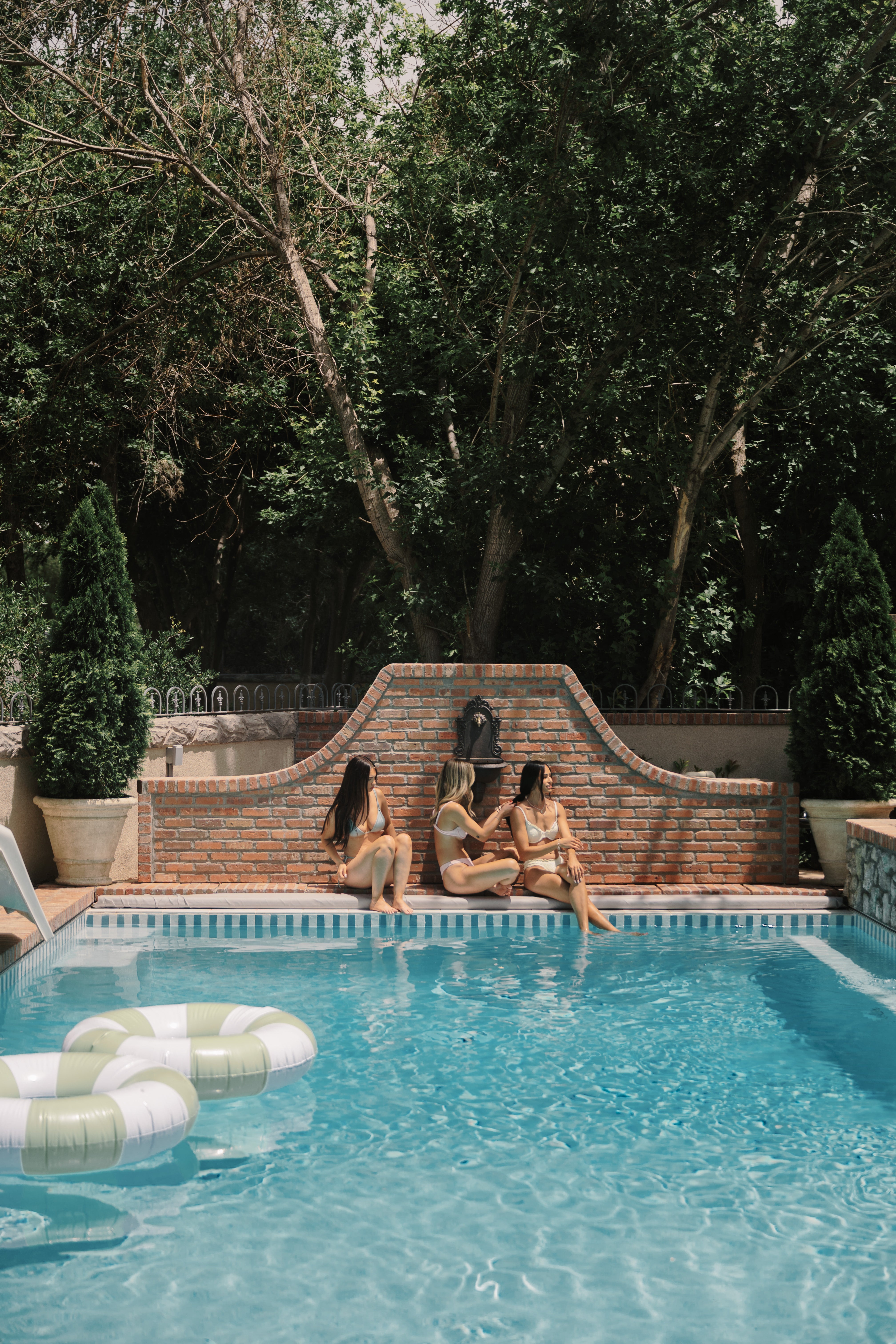 Frizz-free shine,<em> all summer long</em>.